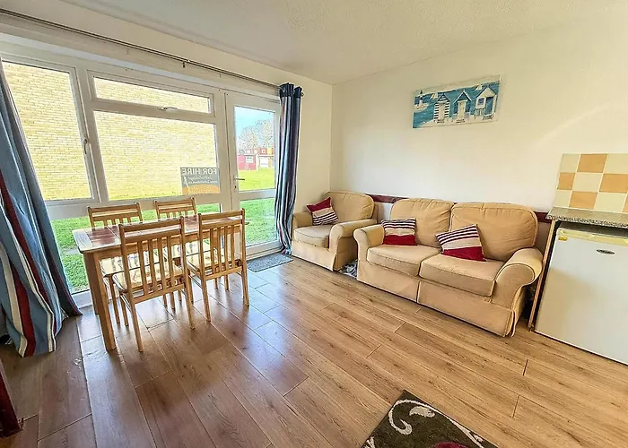 4 Berth Chalet To Hire In Just Walking Distance To Hemsby Beach Ref 18152B