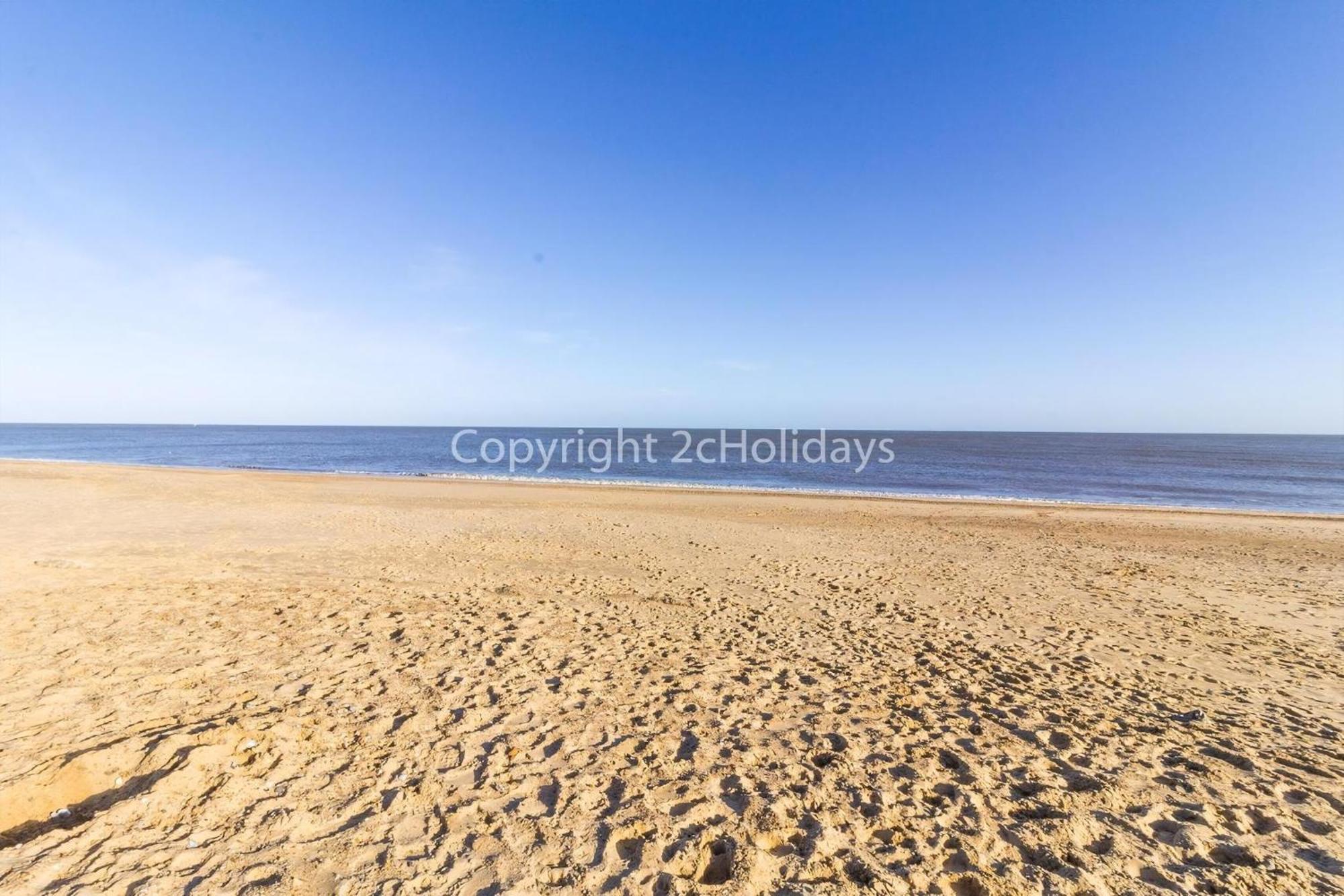4 Berth To Hire In Just Walking Distance To Ref 18152b Chalet *