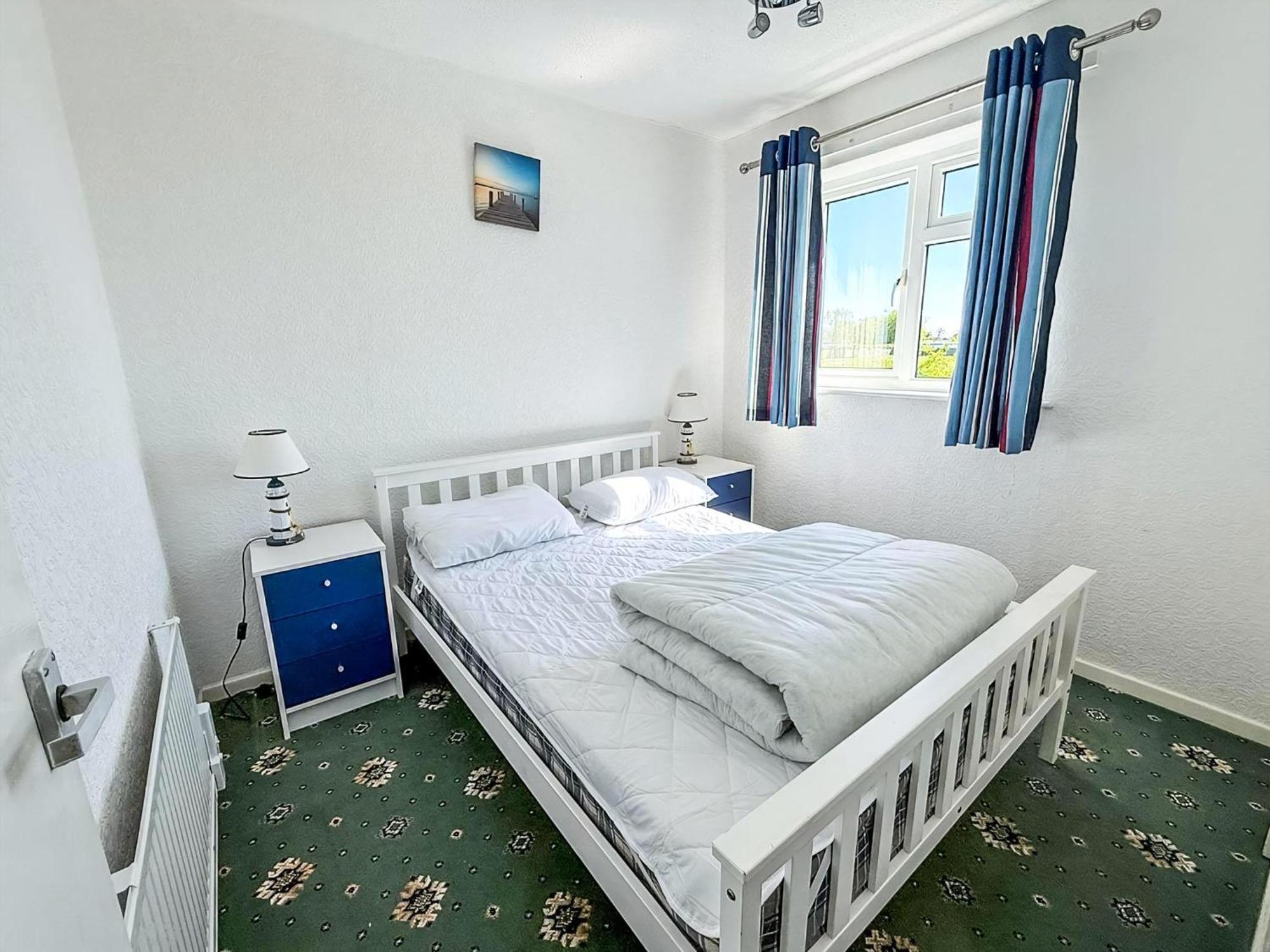 Chalet 4 Berth To Hire In Just Walking Distance To Ref 18152b *